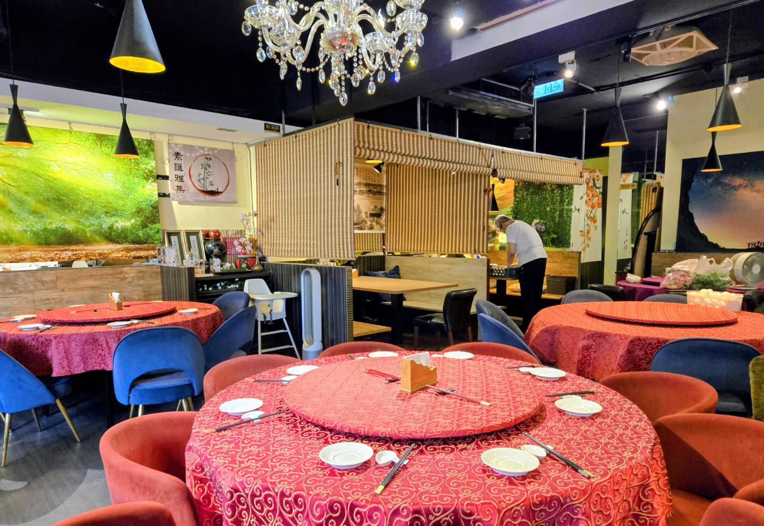 素匯雅集 台北民生社區店內：水晶燈與紅色圓桌宴席全景