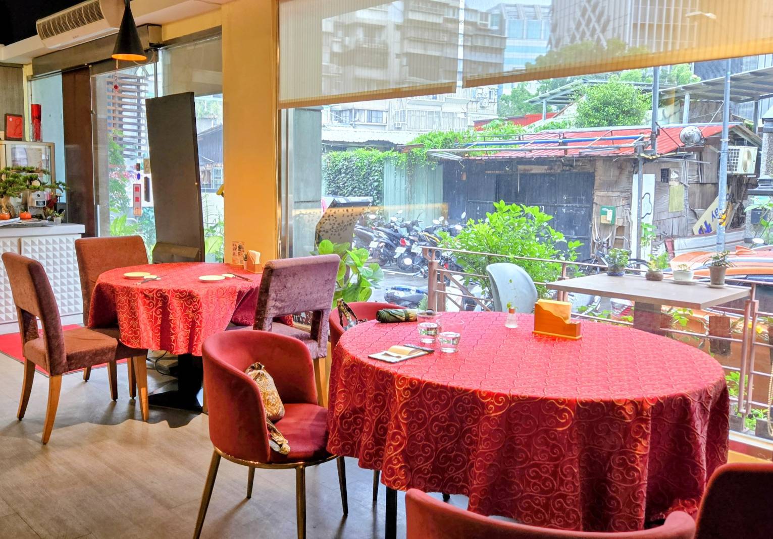 素匯雅集 臨窗座位與自然採光的用餐空間
