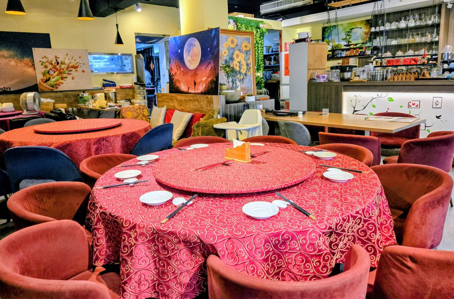素匯雅集 宴客大圓桌與絨布座椅，適合節慶聚餐